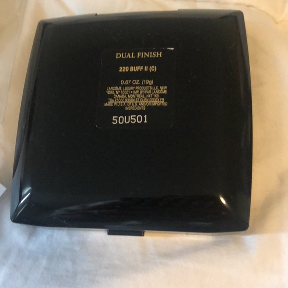 Lancôme DUAL FINISH – Longwear Powder Foundation - Picture 7 of 7